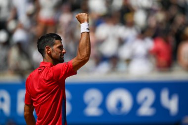 PARIS, FRANCE-29 Temmuz: Sırbistan Takımı 'ndan Novak Cokoviç, 29 Temmuz 2024' te Paris Olimpiyat Oyunları 'nın üçüncü gününde Fransa' nın başkenti Paris 'teki Roland Garros' ta oynanan Erkekler Tekler ikinci tur tenis karşılaşmasında Rafael Nadal ile yarışıyor..