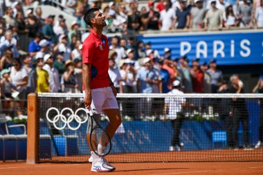 PARIS, FRANCE-29 Temmuz: Sırbistan Takımı 'ndan Novak Cokoviç, 29 Temmuz 2024' te Paris Olimpiyat Oyunları 'nın üçüncü gününde Fransa' nın başkenti Paris 'teki Roland Garros' ta oynanan Erkekler Tekler ikinci tur tenis karşılaşmasında Rafael Nadal ile yarışıyor..