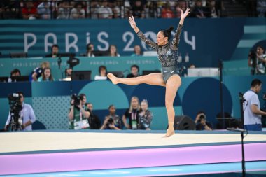 PARIS, FRANCE-28 Temmuz 2024: ABD 'li Sunisa Lee, Bercy Arena' da düzenlenen 2024 Olimpiyat Oyunları 'nda Bayanlar Arena Arena Artistik Jimnastik Şampiyonası sırasında yer tatbikatında yarışıyor.