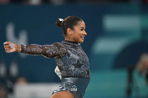 PARIS, FRANCE-28 Temmuz 2024: ABD 'li Jordan Chiles, Bercy Arena' da düzenlenen 2024 Olimpiyat Oyunları 'nda bayanlar Artistik Jimnastik Şampiyonası sırasında yer egzersizinde yarıştı.