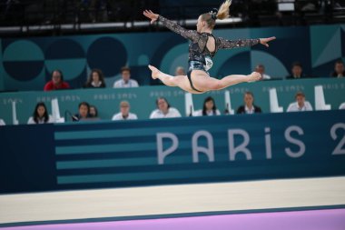 PARIS, FRANCE-28 Temmuz 2024: ABD 'li Jade Carey, Bercy Arena' daki Paris 2024 Olimpiyat Oyunları 'nda düzenlenen Sanatsal Jimnastik Kadınlar Kalifiye Yarışması sırasında yer egzersizinde yarıştı.