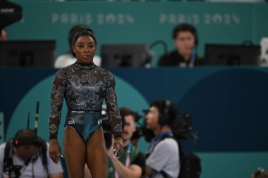 PARIS, FRANCE-28 Temmuz 2024: ABD 'li Simone Biles, Bercy Arena' daki Paris 2024 Olimpiyat Oyunları 'nda düzenlenen Bayanlar Artistik Jimnastik Şampiyonası sırasında yer tatbikatında yarışıyor.