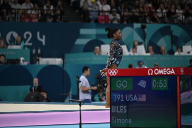 PARIS, FRANCE-28 Temmuz 2024: ABD 'li Simone Biles, Bercy Arena' daki Paris 2024 Olimpiyat Oyunları 'nda düzenlenen Bayanlar Artistik Jimnastik Şampiyonası sırasında yer tatbikatında yarışıyor.