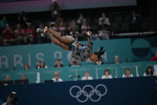 PARIS, FRANCE-28 Temmuz 2024: ABD 'li Simone Biles, Bercy Arena' daki Paris 2024 Olimpiyat Oyunları 'nda düzenlenen Bayanlar Artistik Jimnastik Şampiyonası sırasında yer tatbikatında yarışıyor.