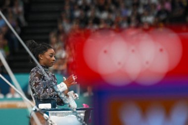 PARIS, FRANCE-28 Temmuz: ABD 'li Simone Biles, Bercy Arena' da düzenlenen 2024 Olimpiyat Oyunları 'nda Sanatsal Jimnastik Kadınlar Kalifiye Yarışması sırasında hiç bitmeyen barlarda yarışıyor.