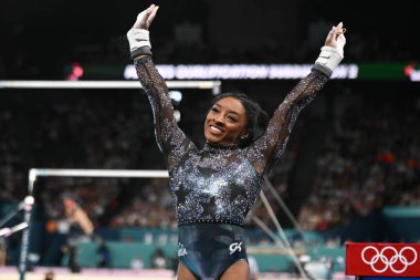 PARIS, FRANCE-28 Temmuz: ABD 'li Simone Biles, Bercy Arena' da düzenlenen 2024 Olimpiyat Oyunları 'nda Sanatsal Jimnastik Kadınlar Kalifiye Yarışması sırasında hiç bitmeyen barlarda yarışıyor.