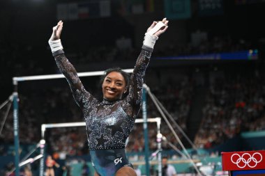 PARIS, FRANCE-28 Temmuz: ABD 'li Simone Biles, Bercy Arena' da düzenlenen 2024 Olimpiyat Oyunları 'nda Sanatsal Jimnastik Kadınlar Kalifiye Yarışması sırasında hiç bitmeyen barlarda yarışıyor.