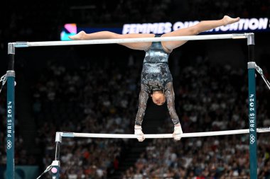 PARIS, FRANCE-28 Temmuz: Sunisa Lee USA, Bercy Arena 'da düzenlenen 2024 Olimpiyat Oyunları' nda Sanatsal Jimnastik Kadınlar Kalifiye Yarışması sırasında hiç bitmeyen barlarda yarışıyor.