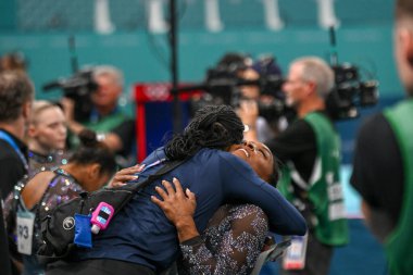 PARIS, FRANCE-28 Temmuz: ABD 'li Simone Biles, 2024' te Bercy Arena 'da düzenlenen Olimpiyat Oyunları' nın ikinci gününde sanatsal jimnastik kadın elemeleri sonrasında kucaklanıyor