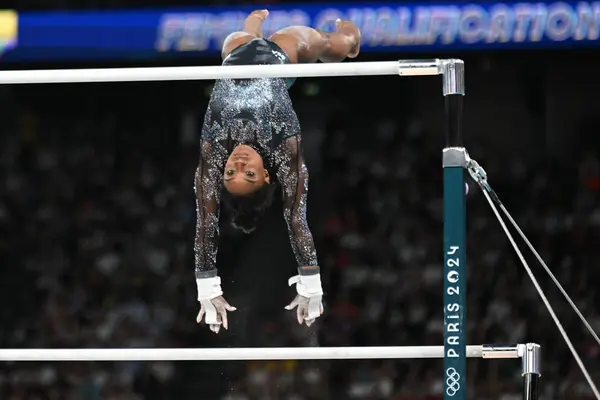 PARIS, FRANCE-28 Temmuz: ABD 'li Simone Biles, Bercy Arena' da düzenlenen 2024 Olimpiyat Oyunları 'nda Sanatsal Jimnastik Kadınlar Kalifiye Yarışması sırasında hiç bitmeyen barlarda yarışıyor.