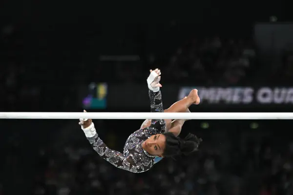 PARIS, FRANCE-28 Temmuz: ABD 'li Simone Biles, Bercy Arena' da düzenlenen 2024 Olimpiyat Oyunları 'nda Sanatsal Jimnastik Kadınlar Kalifiye Yarışması sırasında hiç bitmeyen barlarda yarışıyor.