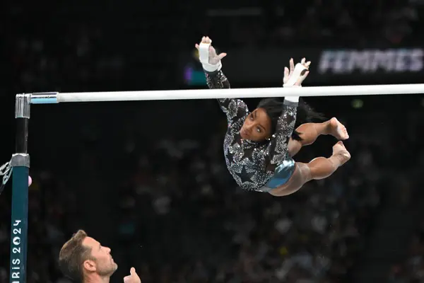 PARIS, FRANCE-28 Temmuz: ABD 'li Simone Biles, Bercy Arena' da düzenlenen 2024 Olimpiyat Oyunları 'nda Sanatsal Jimnastik Kadınlar Kalifiye Yarışması sırasında hiç bitmeyen barlarda yarışıyor.