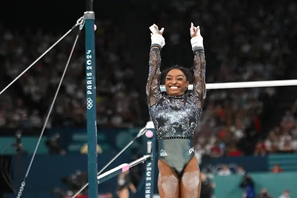 PARIS, FRANCE-28 Temmuz: ABD 'li Simone Biles, Bercy Arena' da düzenlenen 2024 Olimpiyat Oyunları 'nda Sanatsal Jimnastik Kadınlar Kalifiye Yarışması sırasında hiç bitmeyen barlarda yarışıyor.