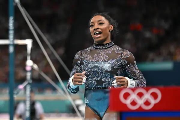 PARIS, FRANCE-28 Temmuz: ABD 'li Simone Biles, Bercy Arena' da düzenlenen 2024 Olimpiyat Oyunları 'nda Sanatsal Jimnastik Kadınlar Kalifiye Yarışması sırasında hiç bitmeyen barlarda yarışıyor.
