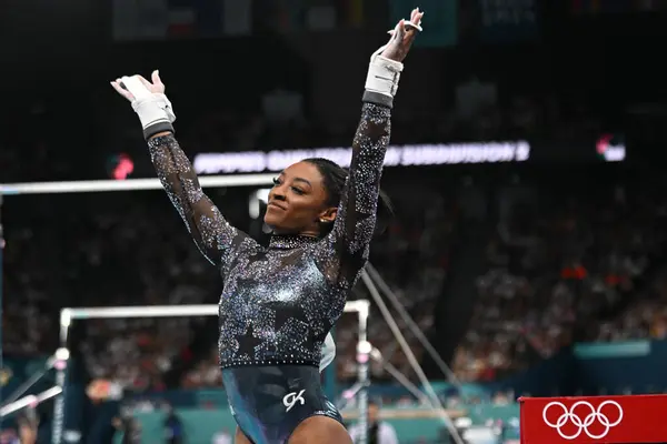 PARIS, FRANCE-28 Temmuz: ABD 'li Simone Biles, Bercy Arena' da düzenlenen 2024 Olimpiyat Oyunları 'nda Sanatsal Jimnastik Kadınlar Kalifiye Yarışması sırasında hiç bitmeyen barlarda yarışıyor.