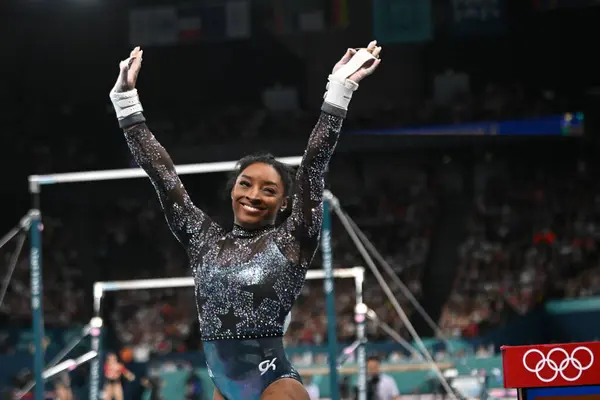 PARIS, FRANCE-28 Temmuz: ABD 'li Simone Biles, Bercy Arena' da düzenlenen 2024 Olimpiyat Oyunları 'nda Sanatsal Jimnastik Kadınlar Kalifiye Yarışması sırasında hiç bitmeyen barlarda yarışıyor.