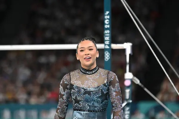 PARIS, FRANCE-28 Temmuz: Sunisa Lee USA, Bercy Arena 'da düzenlenen 2024 Olimpiyat Oyunları' nda Sanatsal Jimnastik Kadınlar Kalifiye Yarışması sırasında hiç bitmeyen barlarda yarışıyor.