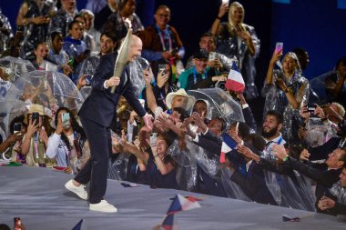 PARIS, FRANCE-26 Temmuz 2024: Eski futbolcu Zinedine Zidane, Paris 2024 Olimpiyat Oyunlarının açılış töreninde meşaleyi taşıdı