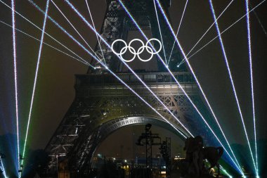 PARIS, FRANCE-26 Temmuz 2024: Paris 2024 Olimpiyat Oyunlarının açılış seremonisi sırasında ışıklar Eyfel Kulesi 'ni aydınlatıyor