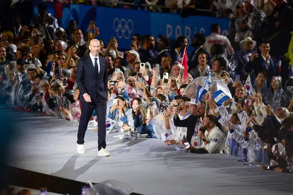PARIS, FRANCE-26 Temmuz 2024: Fransız eski futbolcu Zinedine Zidane, Paris 2024 Olimpiyat Oyunları 'nın açılış töreni sırasında Trocadero' ya geldi