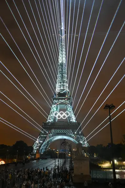 PARIS, FRANCE-26 Temmuz 2024: Paris 2024 Olimpiyat Oyunlarının açılış seremonisi sırasında ışıklar Eyfel Kulesi 'ni aydınlatıyor