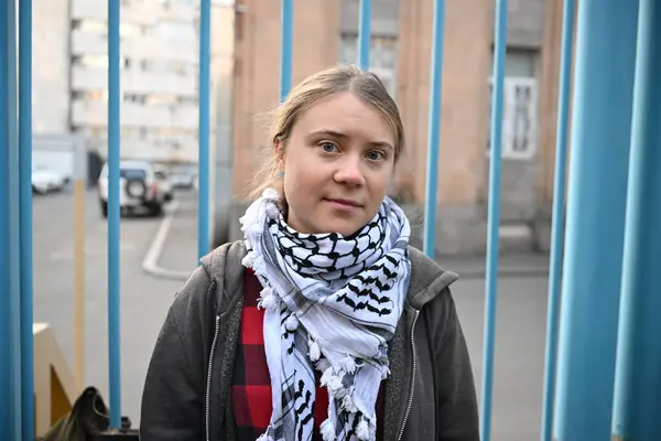 YEREVAN ARMENIA, 15 Kasım 2024, İsveçli iklim aktivisti Greta Thunberg BM Ermenistan ofisi önünde COP29 protestosu düzenledi 