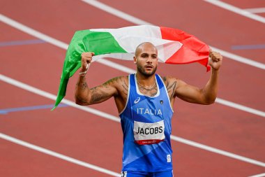TOKYO, JAPAN- 01 Ağustos 2020: İtalya Takımı 'ndan Lamont Marcell Jacobs, Tokyo 2020 Olimpiyat Oyunları' nın dokuzuncu gününde Erkekler 100 metre finalini kazandıktan sonra kutlama yaptı