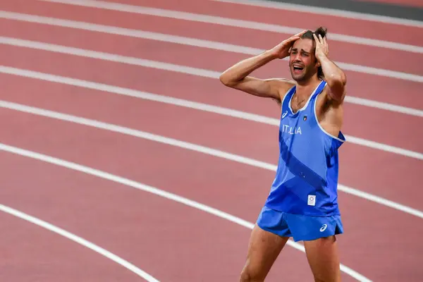 TOKYO, JAPAN- 01 AĞUSTOS 2020: Tokyo Olimpiyatları, Tokyo Olimpiyat Stadyumu, Tokyo, Japonya 'da Yüksek Atlamada altın madalyasını kutlayan Gianmarco Tamberi