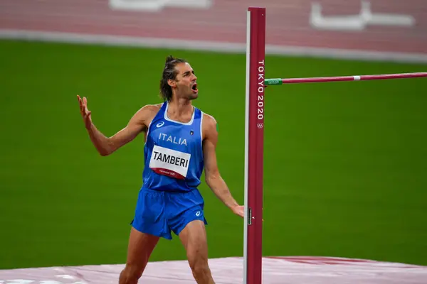 TOKYO, JAPAN- 01 AĞUSTOS 2020: Tokyo Olimpiyatları, Tokyo Olimpiyat Stadyumu, Tokyo, Japonya Yüksek Atlama Finali sırasında Gianmarco Tamberi