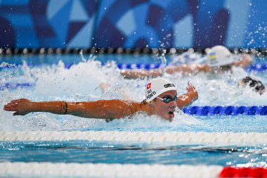 NANTERRE, FRANCE-30 HAZİRAN 2024: Mens 200 m Kelebek Isıtması sonrasında Fransa Takımı 'ndan Leon Marchand Paris La Defense Arena' da 2024 Olimpiyat Oyunları 'nın dördüncü gününde