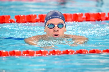 NANTERRE, FRANCE-30 HAZİRAN 2024: Mens 200 m Kelebek Isıtması sonrasında Fransa Takımı 'ndan Leon Marchand Paris La Defense Arena' da 2024 Olimpiyat Oyunları 'nın dördüncü gününde