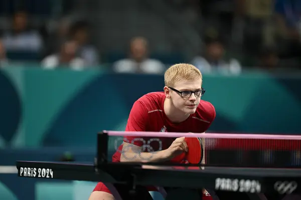 PARIS, FRANCE- 24 Ağustos 01: Fransa Takımı 'ndan Lebrun Felix, Taipei Takımı' ndan LIN Yun-Ju ile Paris Olimpiyat Oyunları sırasında oynanan Masa Tenisi Erkekler Tek Erkekler çeyrek finalinde yarıştı.