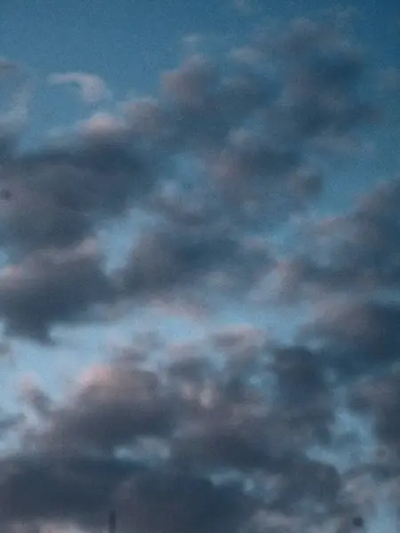 Gökyüzünün farklı doku ve renklerdeki bulutlarıyla soyut fotoğrafçılığı.