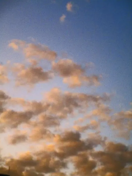 Gökyüzünde güzel bir gün batımı Yumuşak bulutlarla.