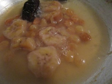 Muz ve beyaz üzümlerden yapılmış tatlı bir yemeğin yakın çekimi.