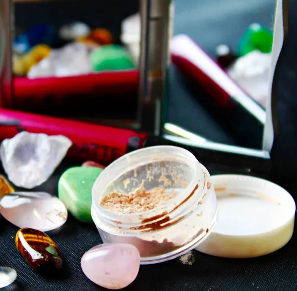 Ruj, fırça ve makyaj tozu aynaya yansıyor..