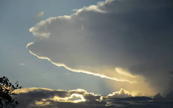 Gökyüzünde garip bulutlar