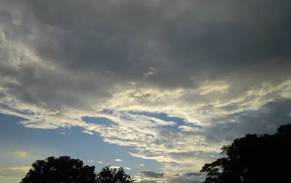 Gökyüzü yağmur bulutlarıyla