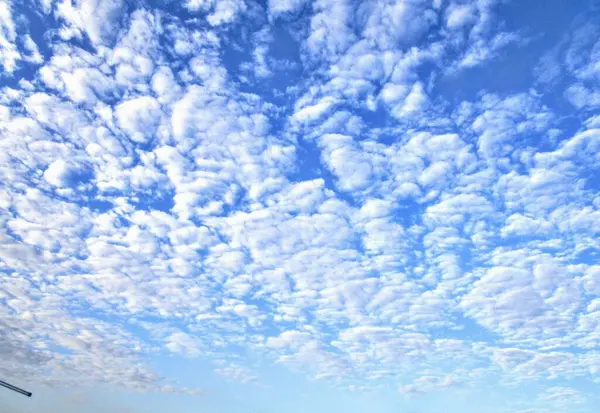 Mavi gökyüzünde beyaz kabarık bulutlar