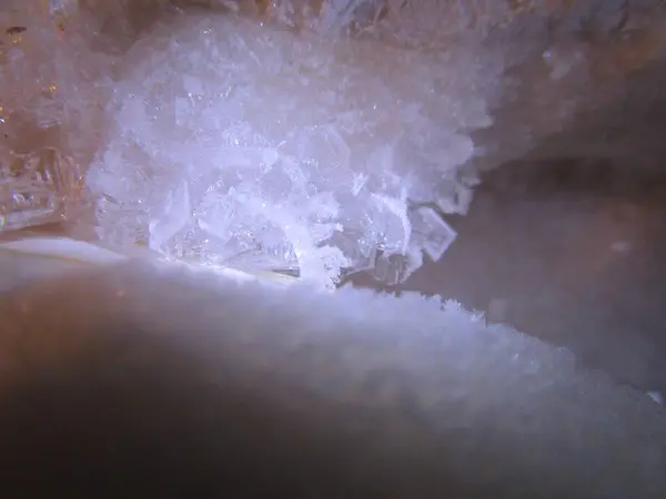 Buz dokusu arka planı. Buz kristalleri donmuş nehirde.
