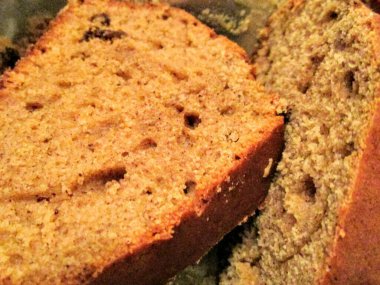 Tarçınlı, esmer şekerli ve kuru üzümlü nefis bir ev yapımı pastanın kapağı..