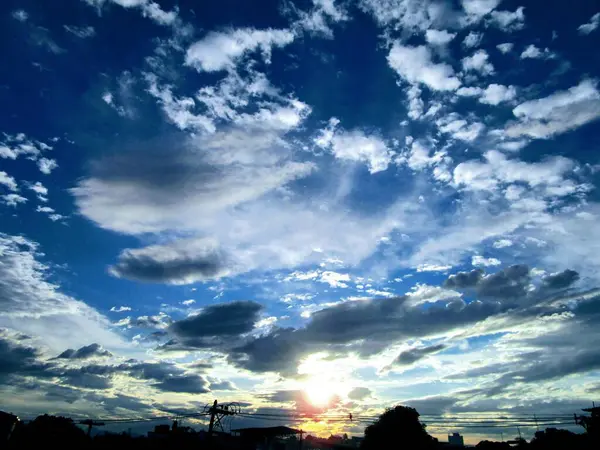 Güzel mavi günbatımı gökyüzü rüzgarla dalgalanan bulutlarla