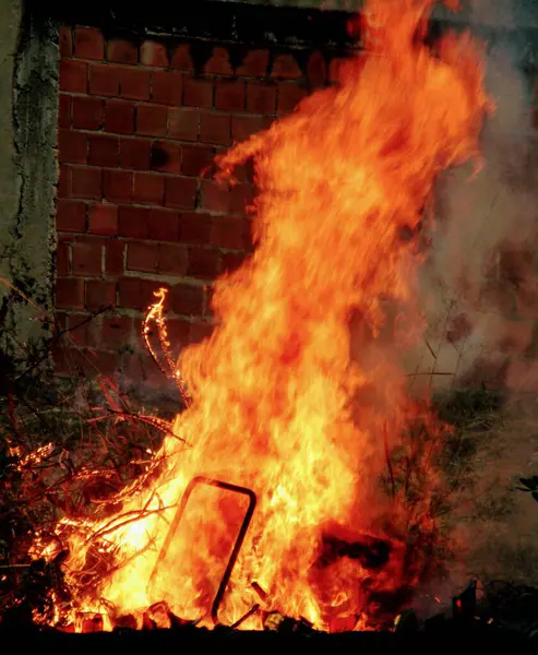 Şöminede yangın var.