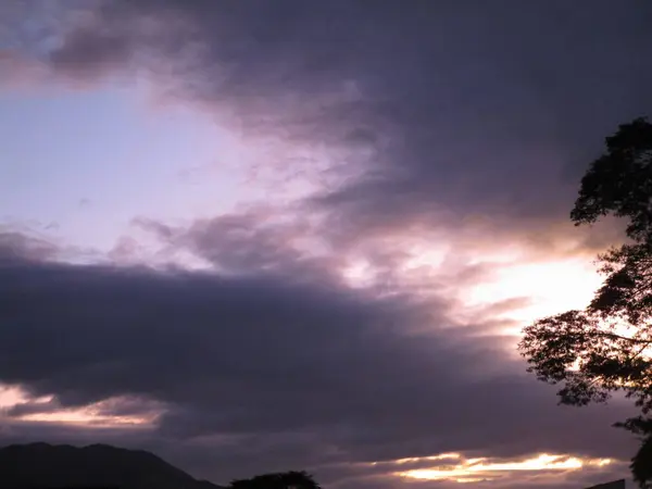 Karanlık bulutlar ve mor gökyüzü ile şafak