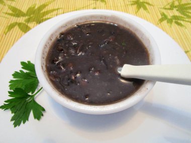 Masada fasulye ve soğan dolu bir kase.