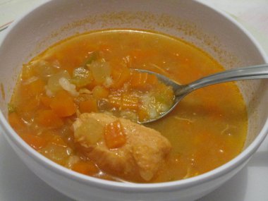 Tavuk ve sebzeli çorba.