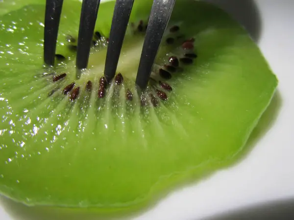 Bir dilim kivinin makro pozu.