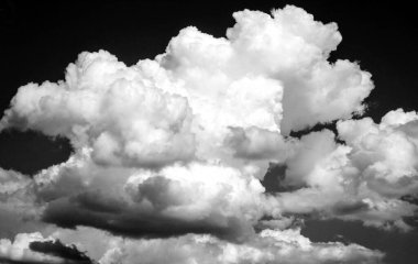 Gökyüzündeki kümülüs bulutlarının siyah beyaz fotoğrafı