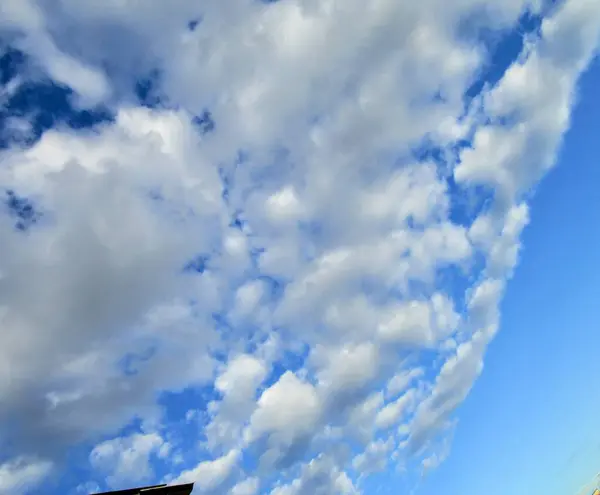 Gökyüzünde güzel kabarık bulutlar