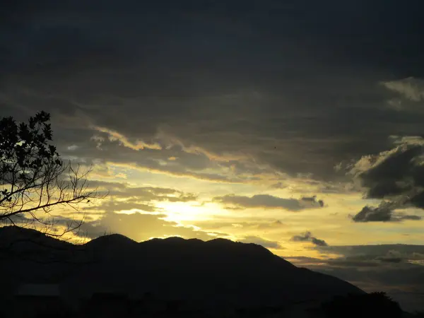 Şehrin üzerinde gün batımı 